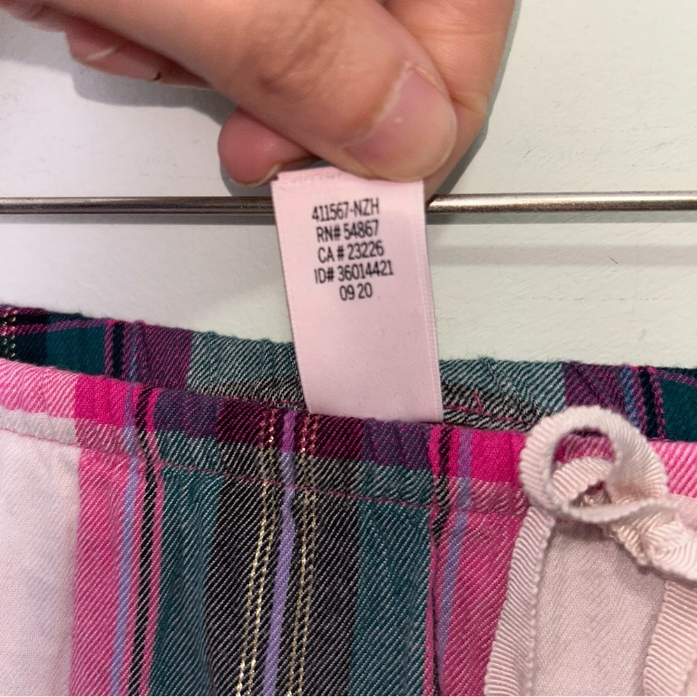*SOLD* Victoria’s Secret Plaid Flannel Shimmer Pajama Set Size Medium - Picture 11 of 12